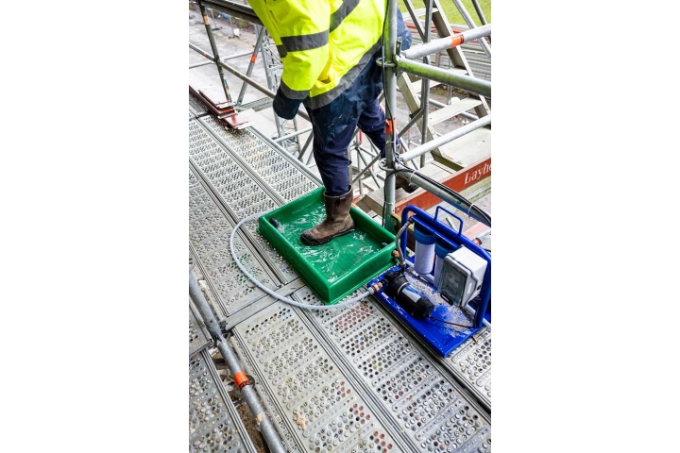 En parallèle des mesures organisationnelles, des pédiluves permettant de capter les particules de plomb sur les chaussures  et reliés à des systèmes de filtration des eaux ont été installés à chaque accès et à chaque étage de l’échafaudage qui enserre le bâtiment.