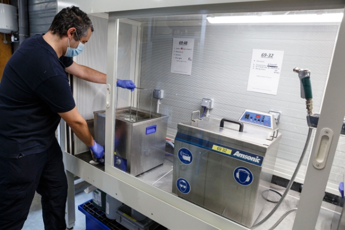 Vue d'une situation de travail avec lavage à l'ultrason
