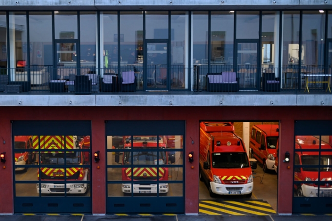 Vue d'une caserne de pompiers.