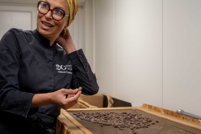 Opération minutieuse et encore manuelle, le tri des fèves est effectué aujourd’hui sur une table équipée d’un tamis et positionnée sous une lumière franche.