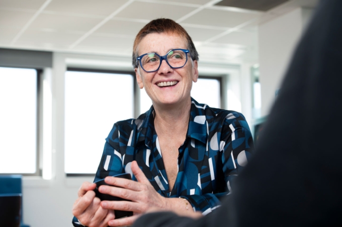 Portrait d'Isabelle Mercier en situation d'interview.