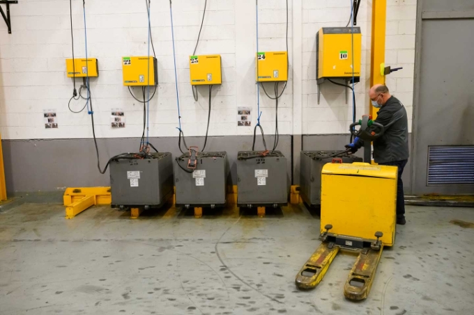Vue d'une situation de travail avec des batteries lithium.