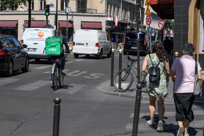 Vue d'une livraison à vélo en ville.