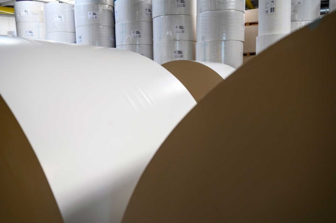 Vue de rouleaux de papiers en imprimerie.