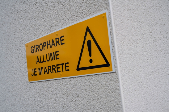 Vue d'une signalisation de sécurité en entreprise.