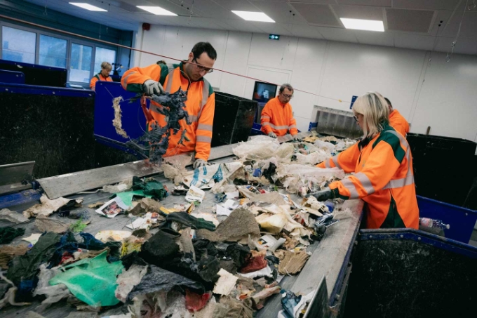 Vue d'une situation de travail en centre de tri des déchets.