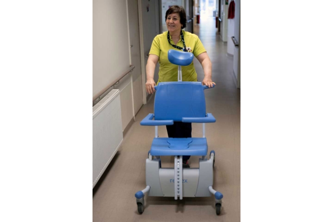 Tester, essayer est le maître-mot. Le fauteuil de douche, par exemple, est utilisé également pour enfiler les bas de contention des habitants, car il peut basculer, permettant au soignant de ne pas adopter de postures contraignantes.