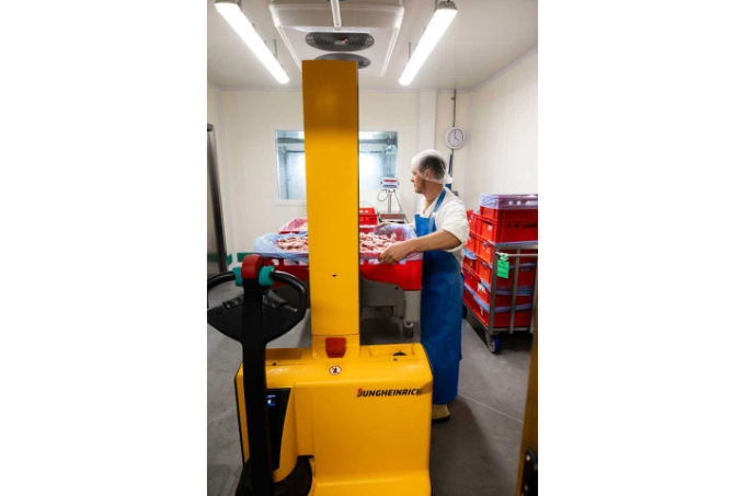 Ces dernières années, l'entreprise  a multiplié  les acquisitions d'équipements  pour améliorer  les conditions  de travail, à l'instar de ces plates-formes à roulettes destinées à limiter les ports  de charges.
