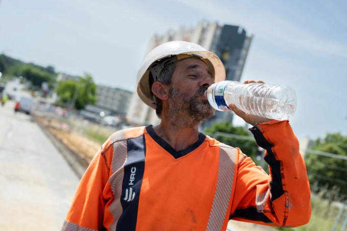 Vue d'un ouvrier en situation de travail à la chaleur.