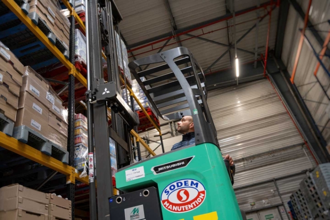 Les salariés sont encouragés à signaler les détériorations sur les rayonnages, comme une déformation  sur un rack, ou sur  les engins afin d’y remédier au fil de l’eau.