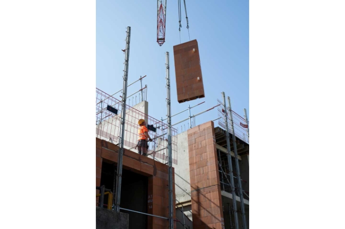 Le mur préfabriqué a été conçu pour permettre de ne plus travailler en hauteur, même au moment  du décrochage. Le dispositif d'installation élimine également une grande partie des risques d’écrasement.