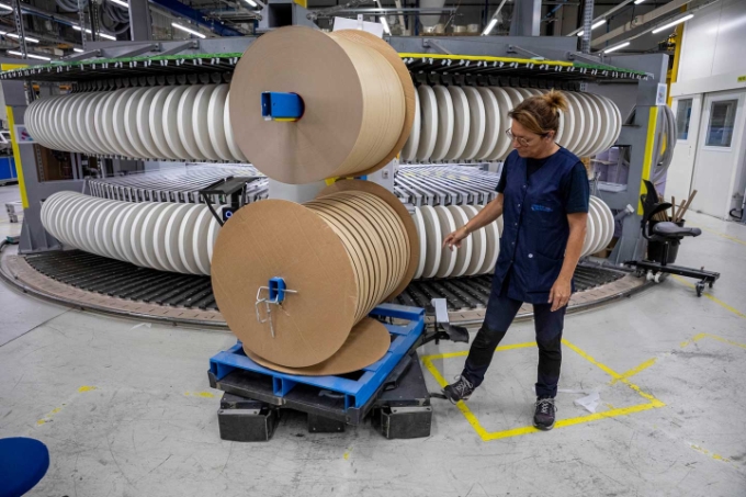 Pour alimenter l’enchevêtreuse, le service méthodes, les formateurs et les opérateurs ont travaillé ensemble pour aboutir à ce prototype : un chariot sur lequel on dépose une palette de bobinettes qui peut pivoter sur elle-même afin que les bobinettes soient correctement positionnées devant l’enchevêtreuse.