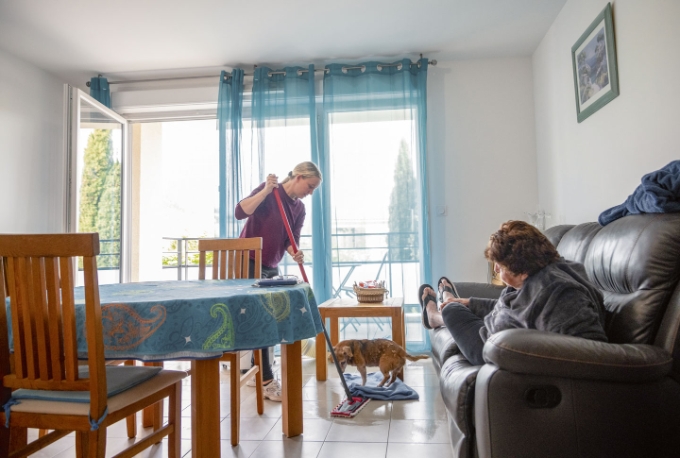 Illustration d'une situation de travail d'une aide à domicile.