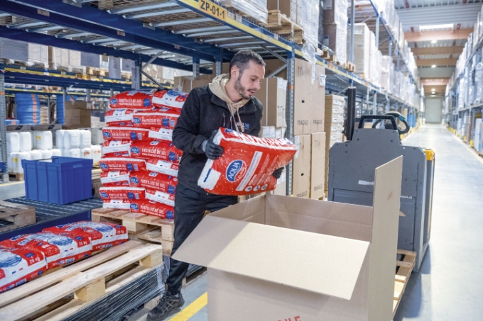 Vue d'une situation de travail dans un entrepôt.