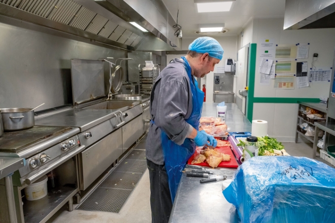 L’aménagement intérieur des locaux a fait l’objet d’un contrat de prévention qui a porté sur différents points : sols antidérapants (en résine), autolaveuse, caniveaux, portes sectionnelles, portes  de chambres froides coulissantes.