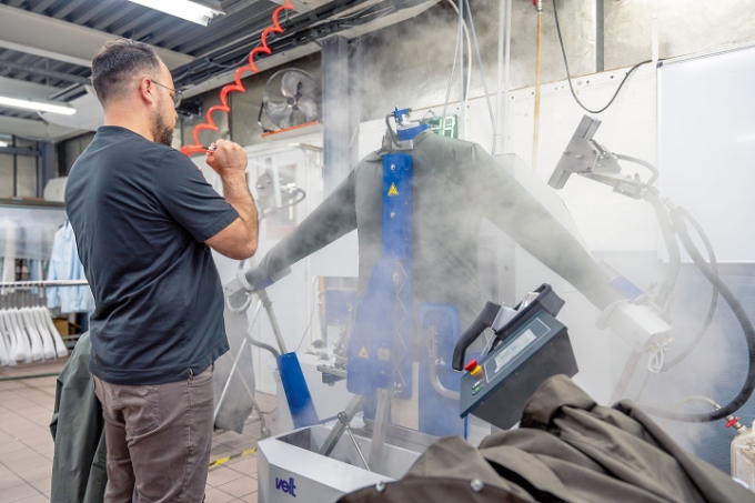 Pour limiter l'exposition aux gestes répétitifs au repassage, le dirigeant a misé sur un mannequin gonflable, générateur de vapeur, sur lequel  la chemise est enfilée. 