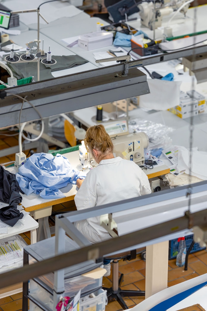 Sur 2 000 m2,  le travail est parfaitement orchestré : avec  la découpe, le piquage, le repassage intermédiaire  et final, l’épluchage  (le fait de couper  les petits fils qui dépassent) et le pliage avant l’expédition