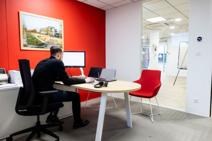 Illustration d'une situation de travail en bureau.