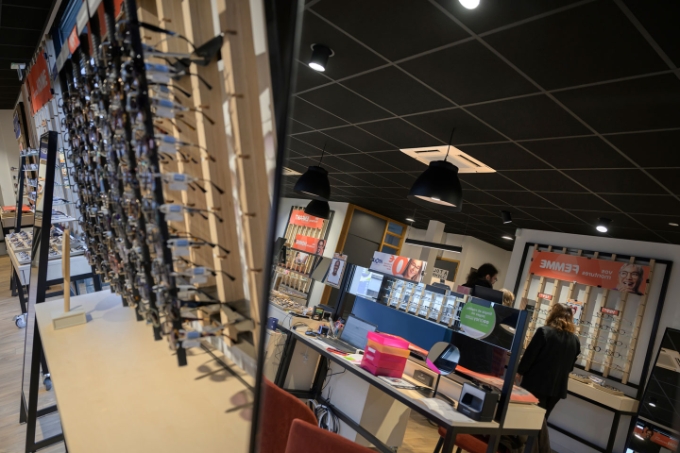 Vue d'une situation de travail chez un opticien.