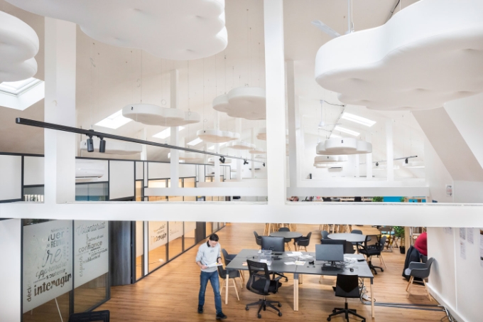 Vue d'une situation de travail en open-space.