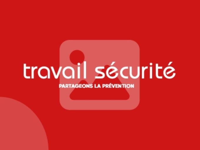 Opérateur de l'entreprise Deniaud spécialisée dans la couverture de bâtiments Opérateur de l'entreprise Deniaud spécialisée dans la couverture de bâtiments