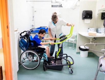 Afin de supprimer les portages délétères pour les professionnels du soin, l’« accompagnement de la mobilité de la personne aidée en prenant soin de l’autre et de soi », plus communément appelé ALM, s’appuie à la fois sur la sollicitation des capacités ...