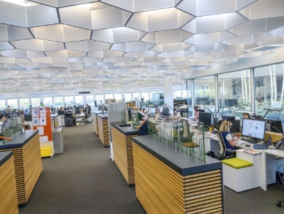 Même lorsqu’il ne menace pas directement l’audition, le bruit ambiant au travail peut nuire à la concentration, accroître la fatigue et impacter la santé des salariés. Dans les bureaux, restaurants ou commerces, s'attaquer aux effets néfastes du bruit ...