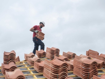 Trop souvent banalisées, les chutes, qu'elles soient de hauteur ou de plain-pied, pèsent lourd dans les accidents du travail, par leur fréquence comme par leur gravité. Leur prévention repose d’abord sur une évaluation des risques menée le plus en ...