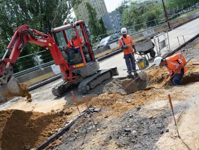 Circulation, coactivité, manutentions, exposition aux fumées de bitume… Les travaux routiers concentrent de nombreux risques professionnels. Si certaines innovations technologiques contribuent à améliorer les conditions de travail, la prévention repose ...